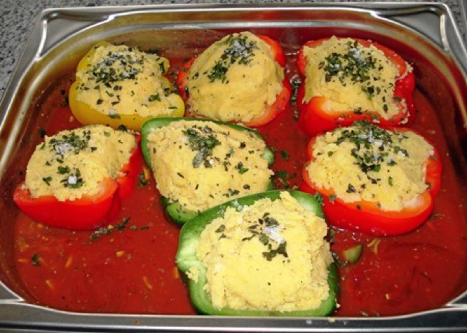 Paprika mit Polenta gefüllt