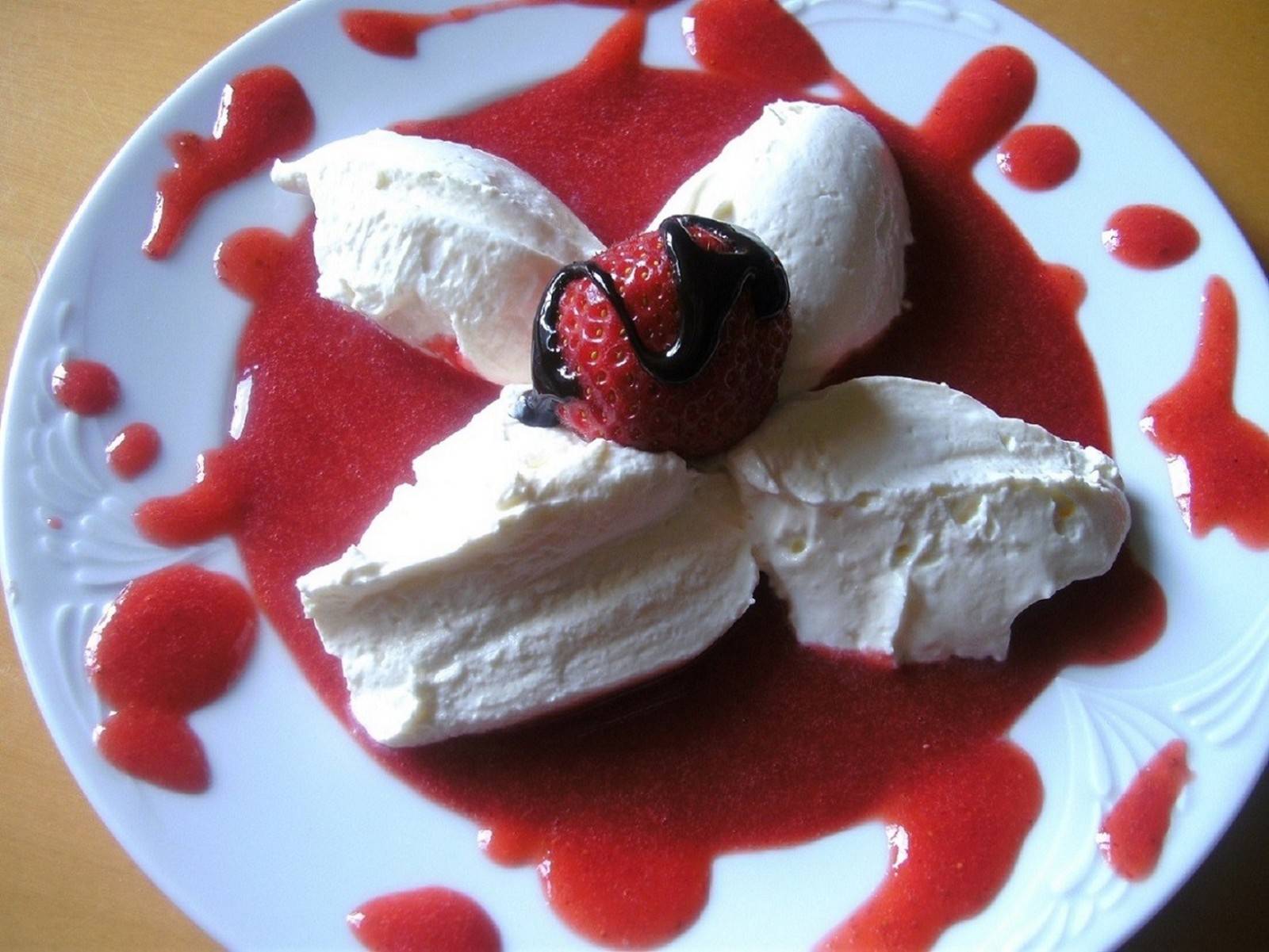 Topfennockerl auf Erdbeerspiegel