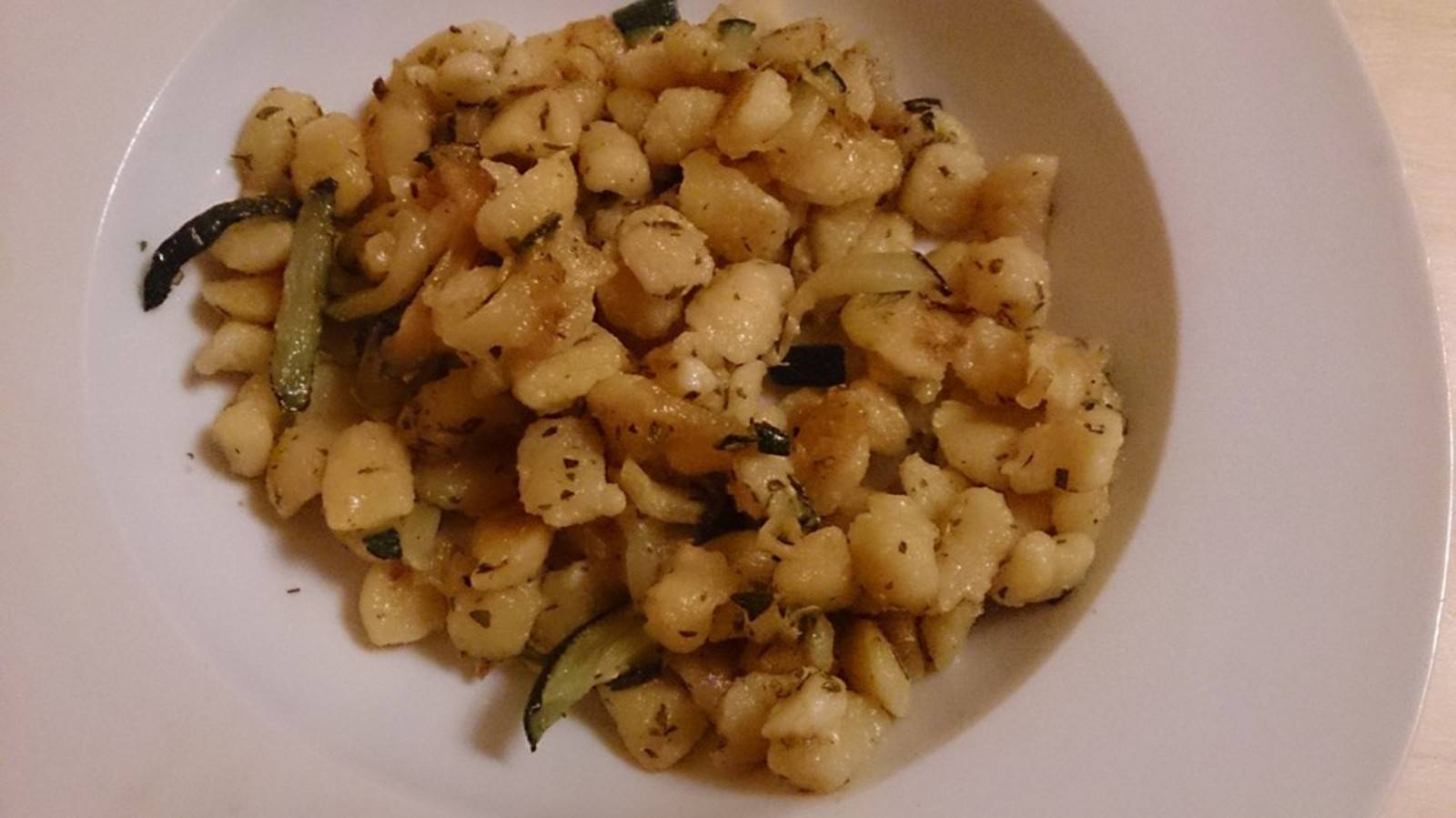 Zucchini-Kräuter-Spätzle