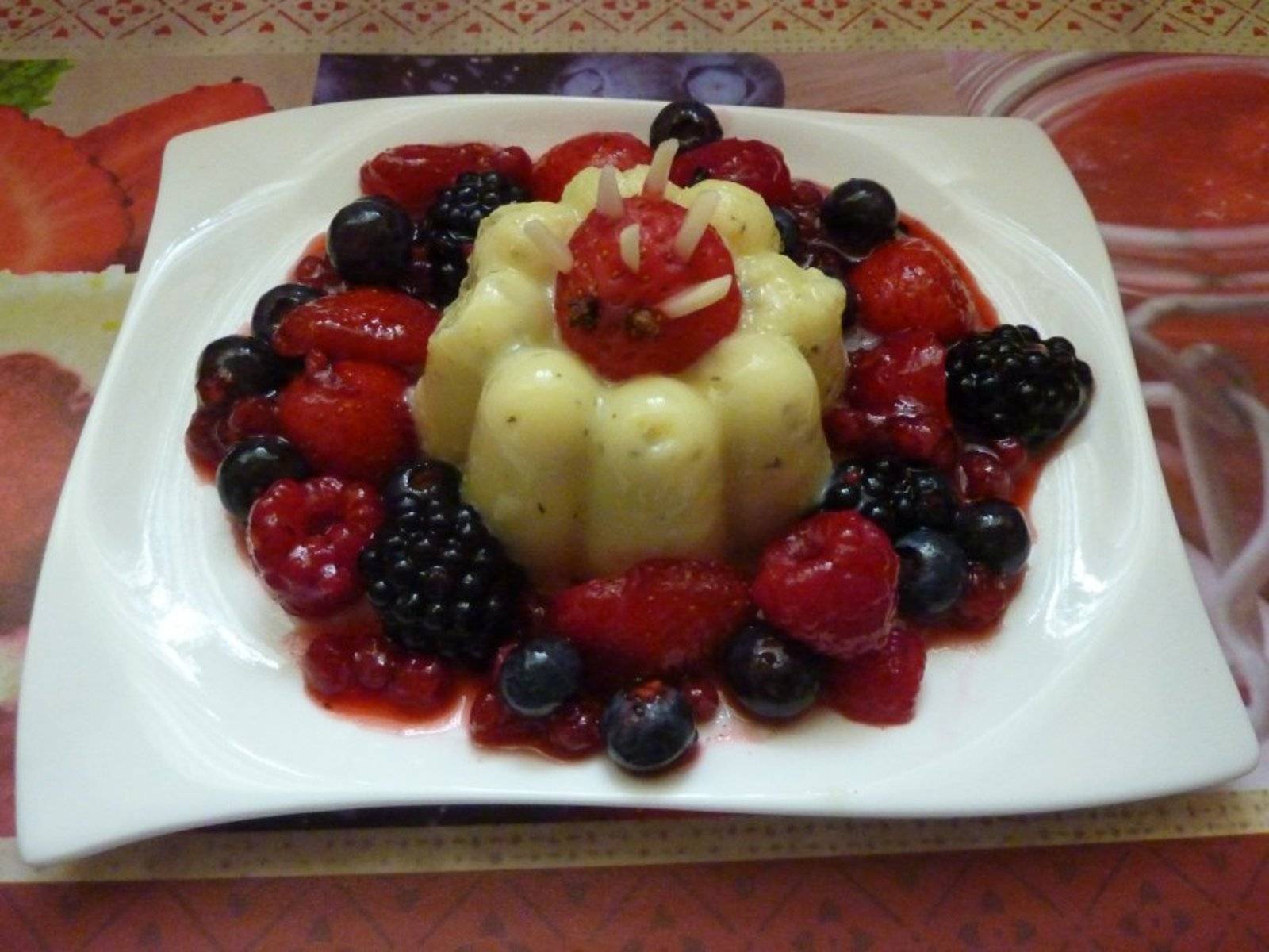 Kürbiskernpudding mit Beerenragout