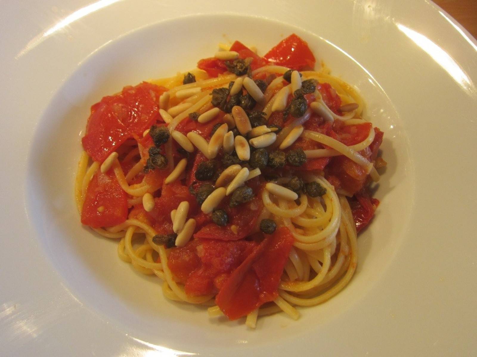 Bucatini mit frittierten Kapern und Tomaten