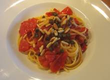 Bucatini mit frittierten Kapern und Tomaten Bucatini mit frittierten Kapern und Tomaten