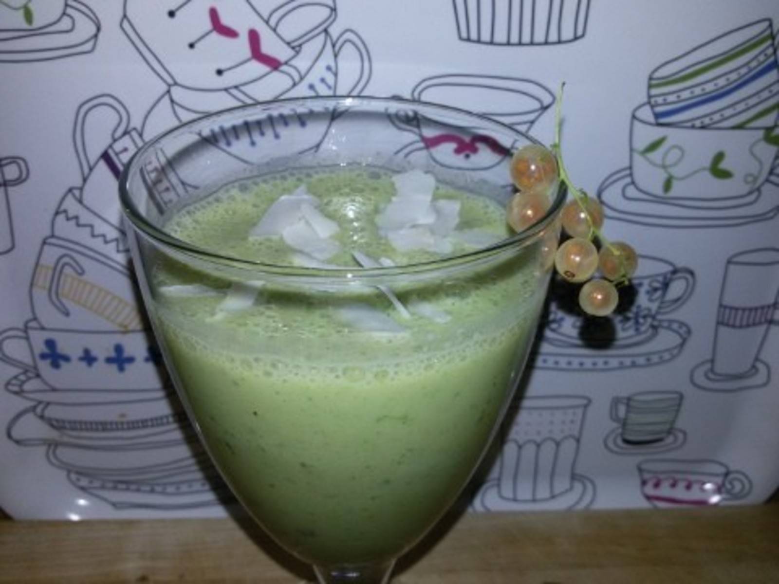 Buttermilch-Matcha Shake mit Kokosflocken