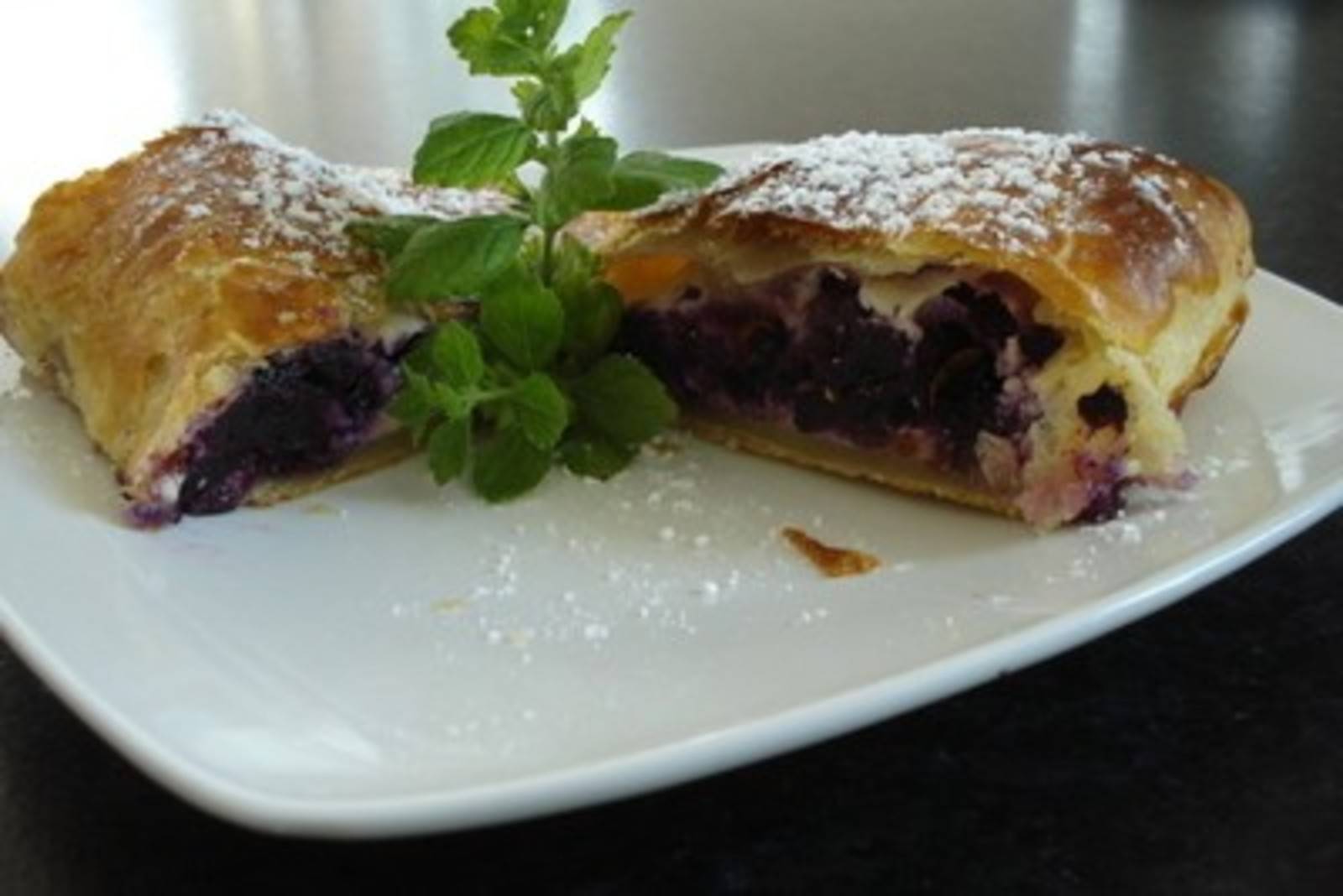 Topfenstrudel mit Heidelbeeren