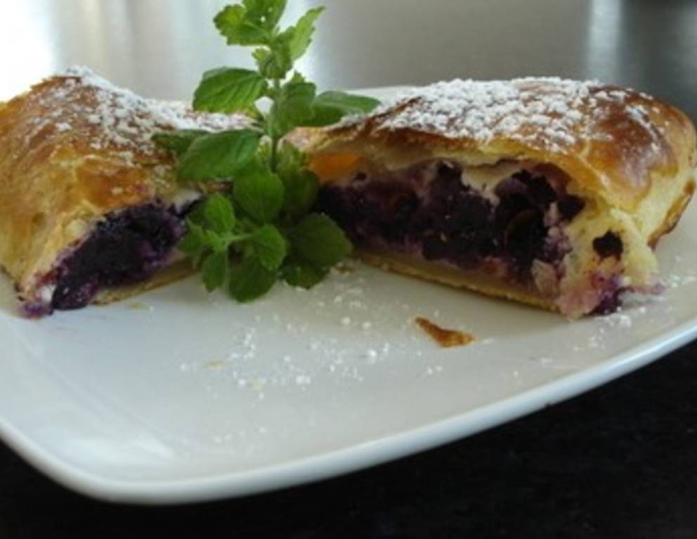 Topfenstrudel mit Heidelbeeren Topfenstrudel mit Heidelbeeren