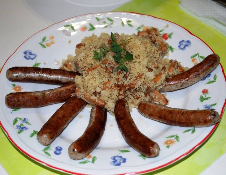 Schwammerl-Couscous mit Rostbratwürstchen Schwammerl-Couscous mit Rostbratwürstchen
