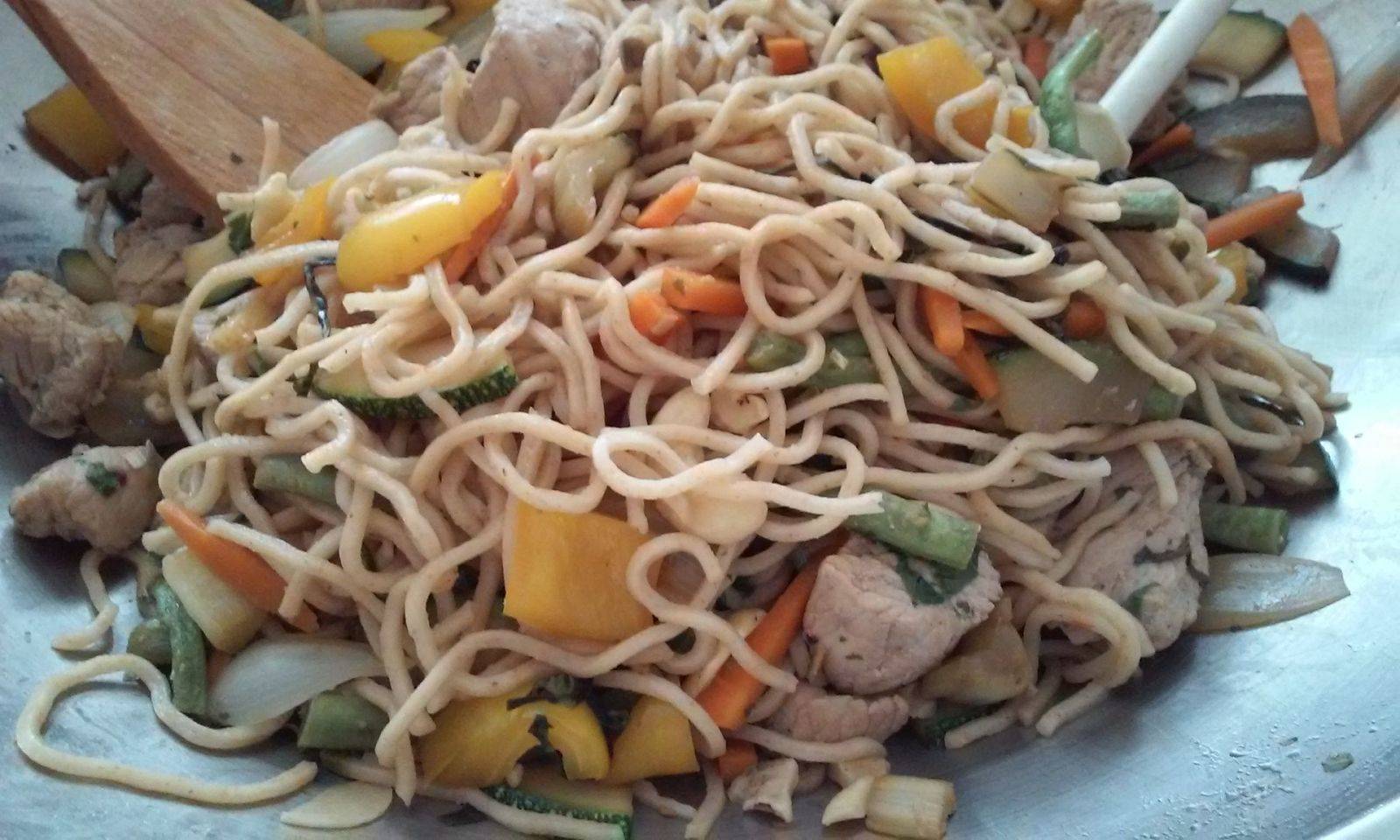 Nudelwok mit Pute und buntem Gemüse Rezept - ichkoche.at