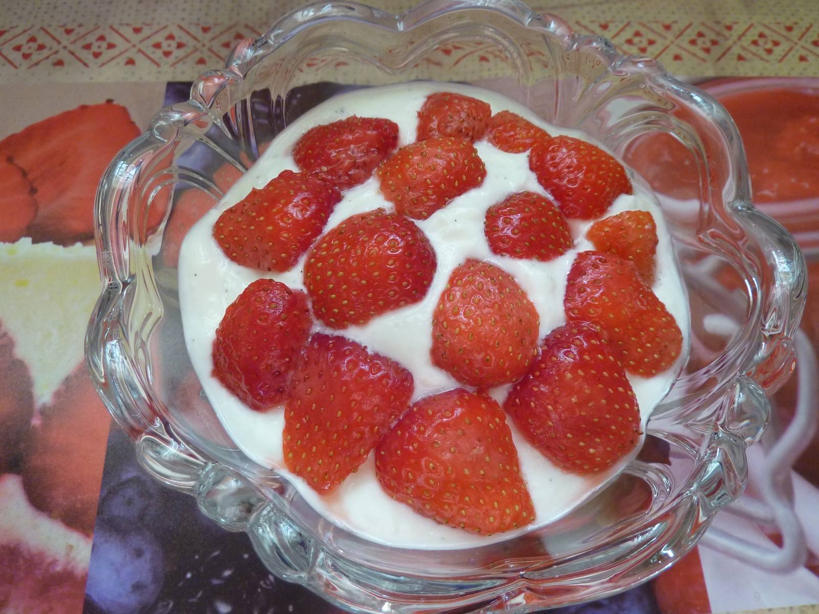 Vanilletopfen mit frischen Erdbeeren