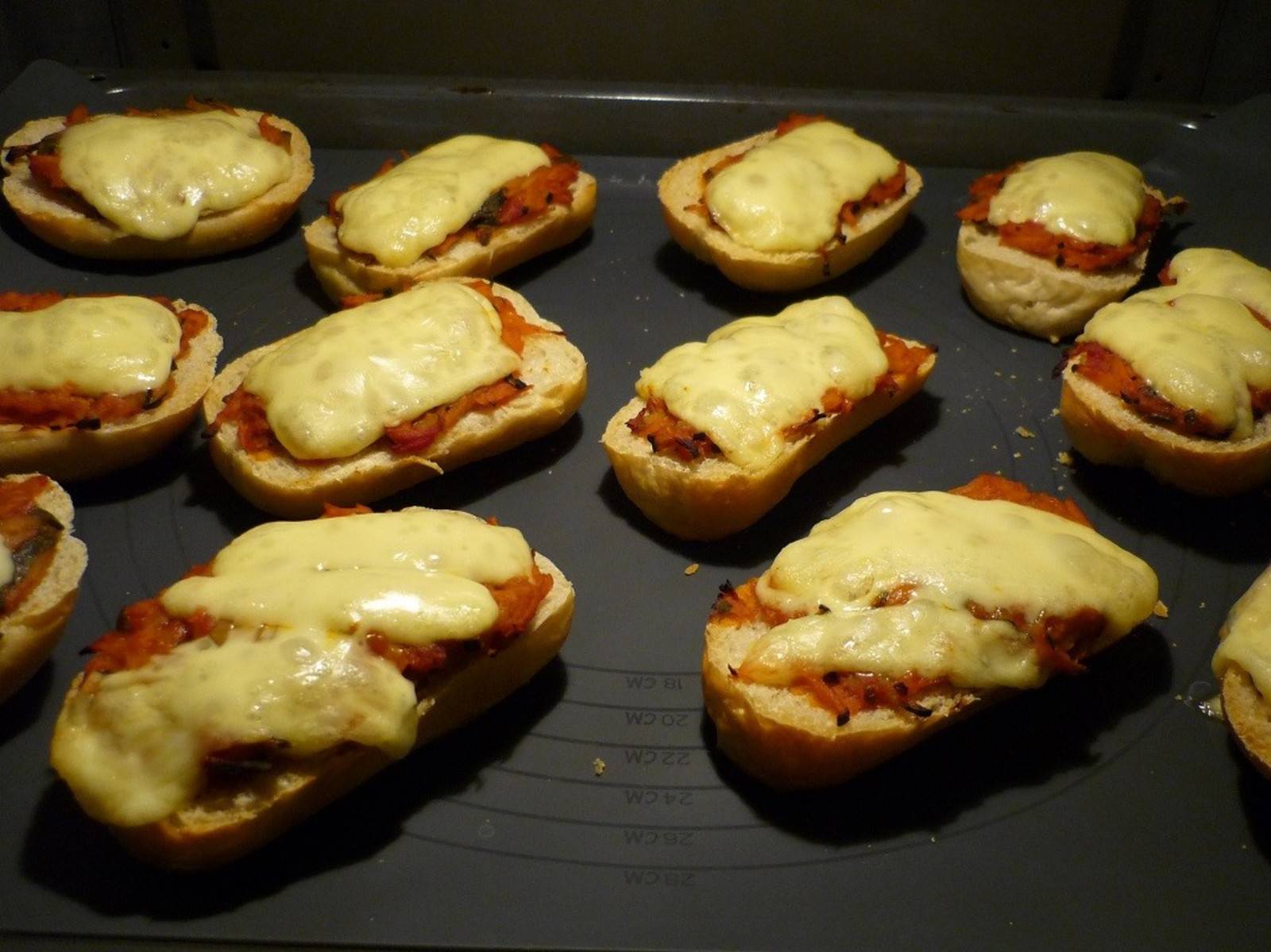 Schnelle Pizza-Brötchen Rezept - ichkoche.ch Schnelle Pizza-Brötchen Rezept - ichkoche.ch