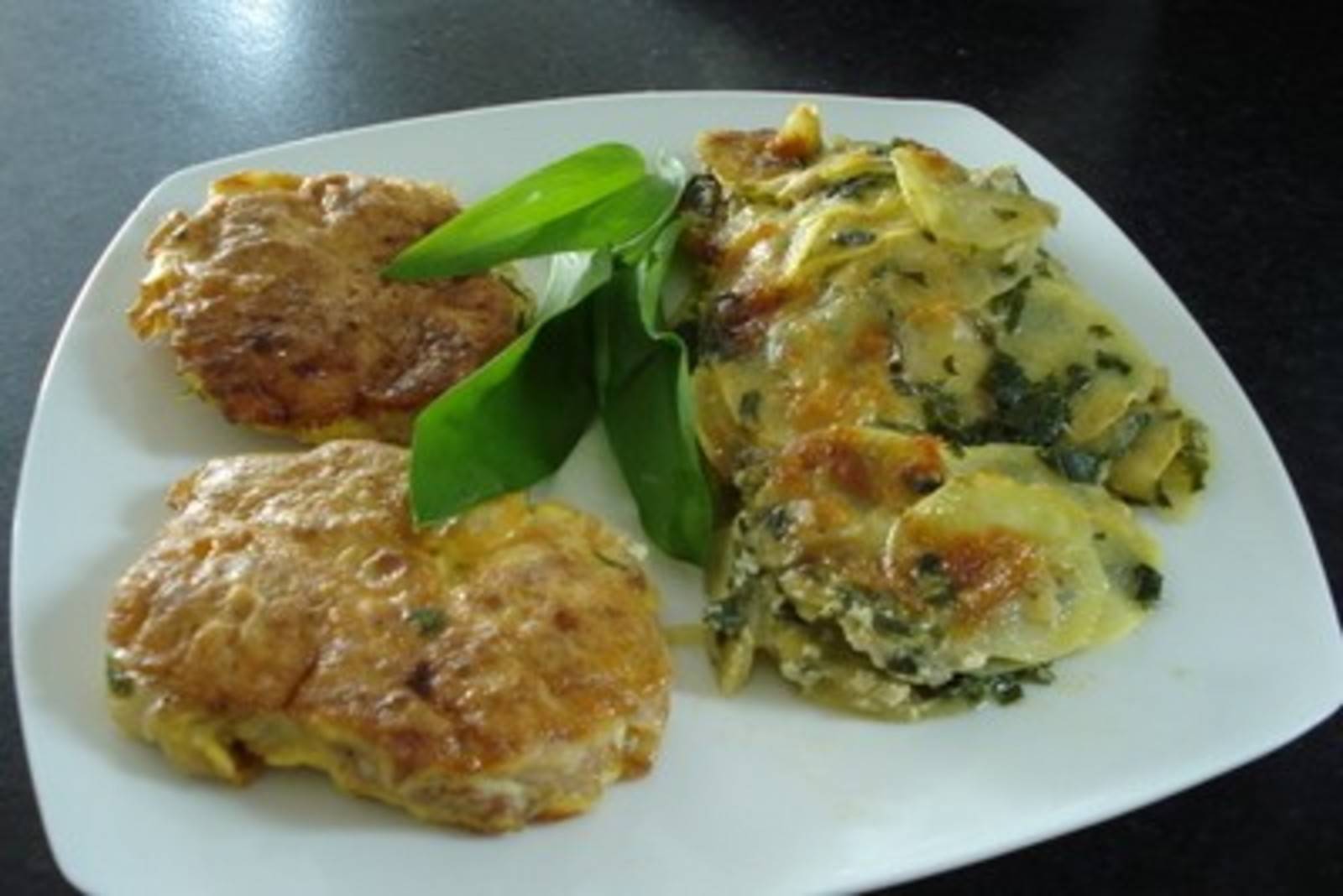 Gebratene Schweinekoteletts mit Spargel und Semmelknödel Rezept ...