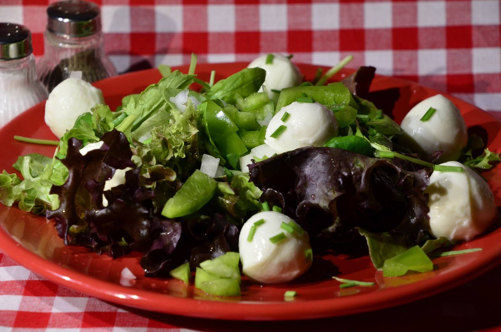 Bunter Blattsalat mit Mozzarella Rezept - ichkoche.de