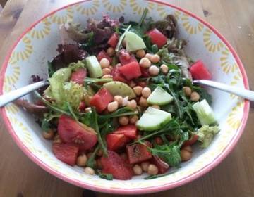 Bunter Salat mit Kichererbsen Bunter Salat mit Kichererbsen