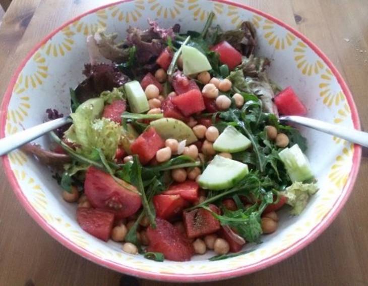 Bunter Salat mit Kichererbsen Bunter Salat mit Kichererbsen