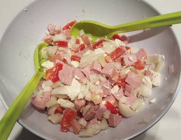 Knackwurstsalat mit griechischer Note Knackwurstsalat mit griechischer Note