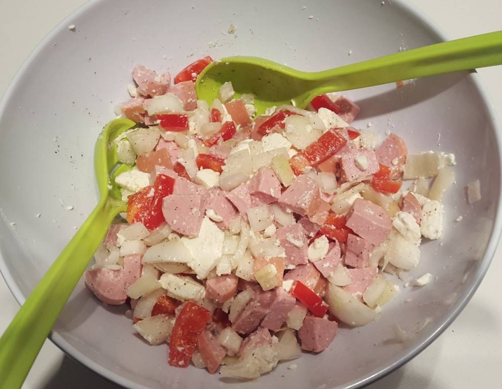 Knackwurstsalat mit griechischer Note Knackwurstsalat mit griechischer Note