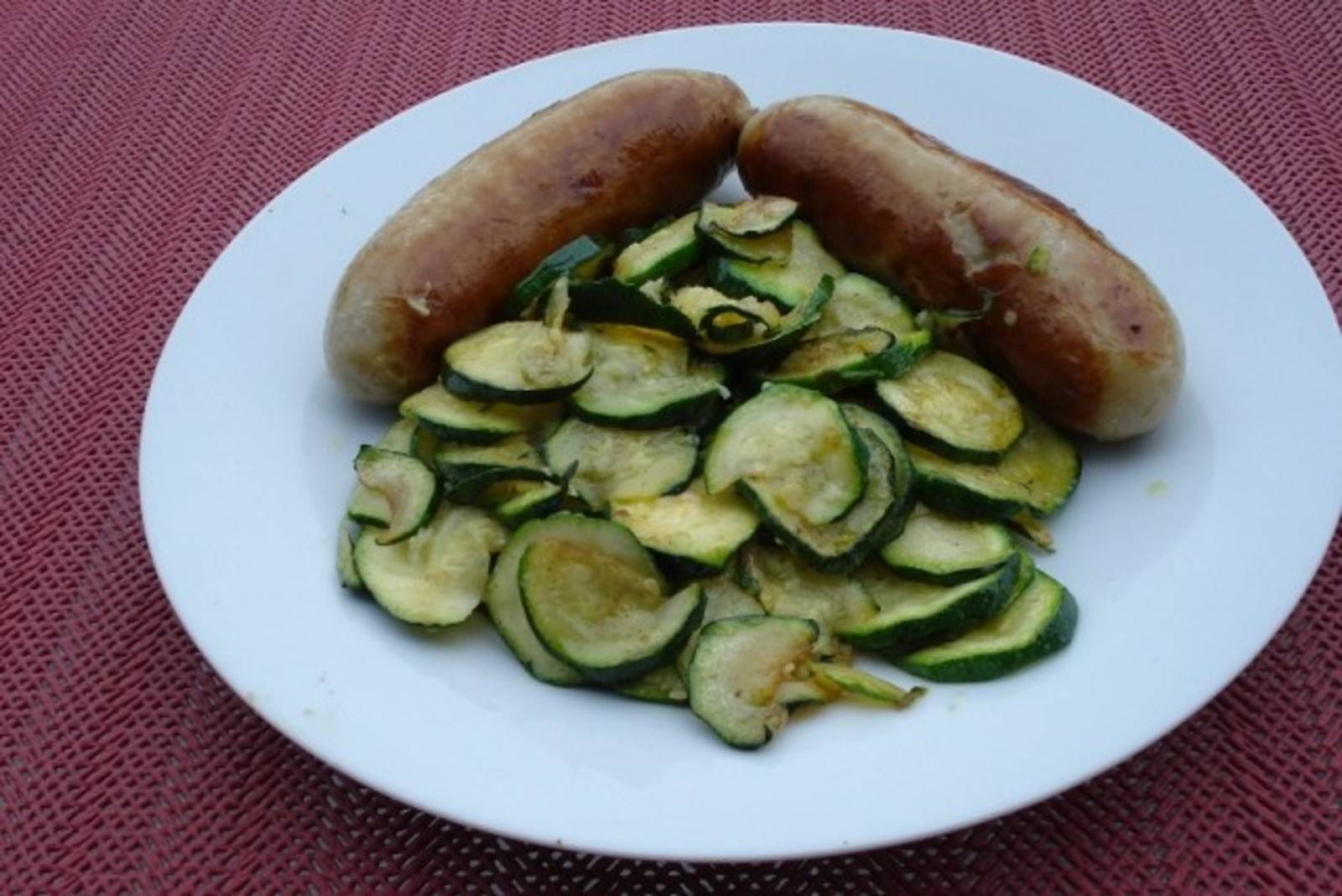 Bratwurst mit Zucchini