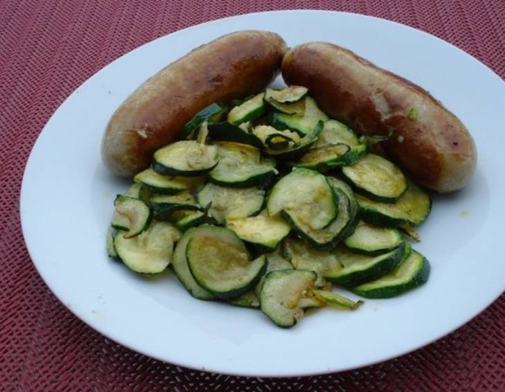 Bratwurst mit Zucchini
