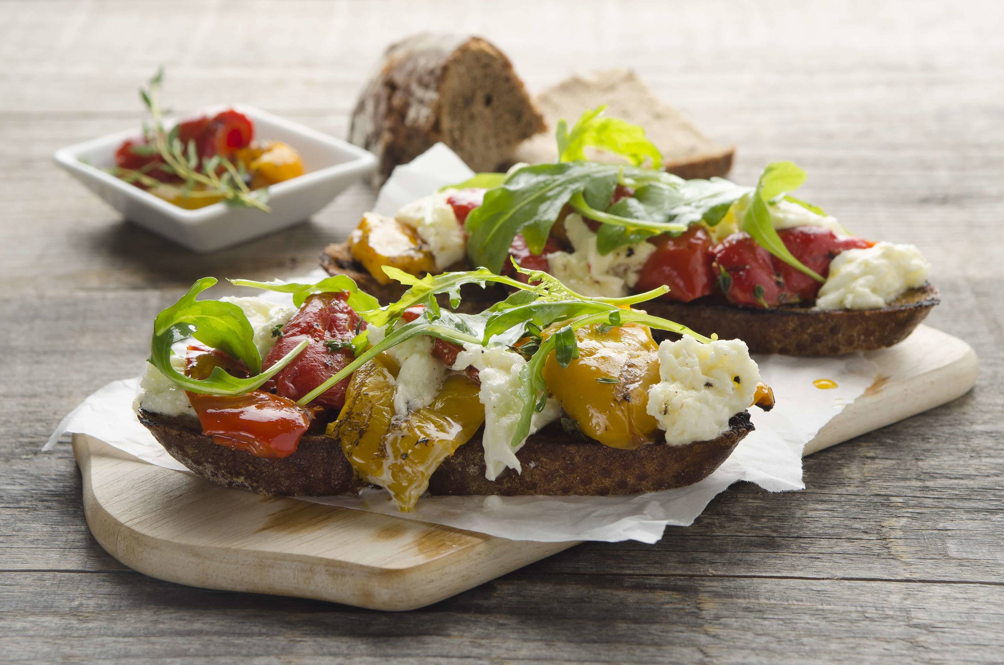 Lauwarmes Brot mit Paprika und Mozzarella Rezept