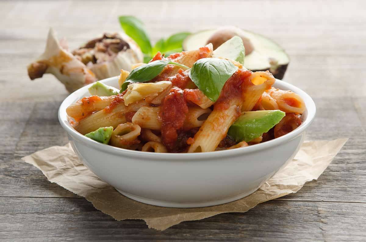 Penne al pomodoro mit Avocado