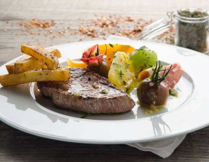 Steak mit Ofenparadeisern und Erdäpfeln