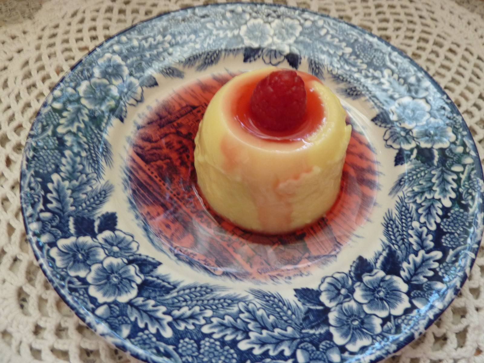 Vanillepudding mit Himbeersirup