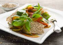 Kürbis-Pfefferoni-Salat mit Ahornsirup-Balsamico-Dressing und Sesamknusper
