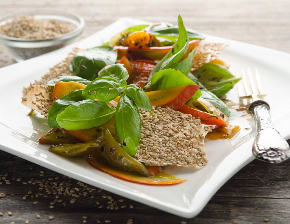 Kürbis-Pfefferoni-Salat mit Ahornsirup-Balsamico-Dressing und Sesamknusper Kürbis-Pfefferoni-Salat mit Ahornsirup-Balsamico-Dressing und Sesamknusper