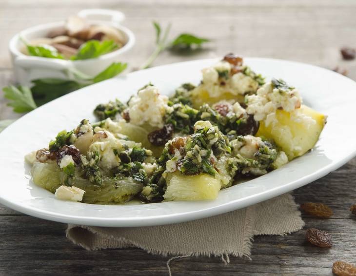 Im Ganzen gebratener Kürbis mit Kürbiskern-Petersilien-Gremolata und Feta Im Ganzen gebratener Kürbis mit Kürbiskern-Petersilien-Gremolata und Feta