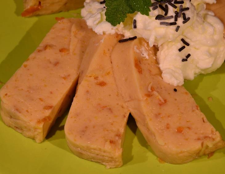 Pfirsich-Parfait mit Zitronenmelisse Pfirsich-Parfait mit Zitronenmelisse