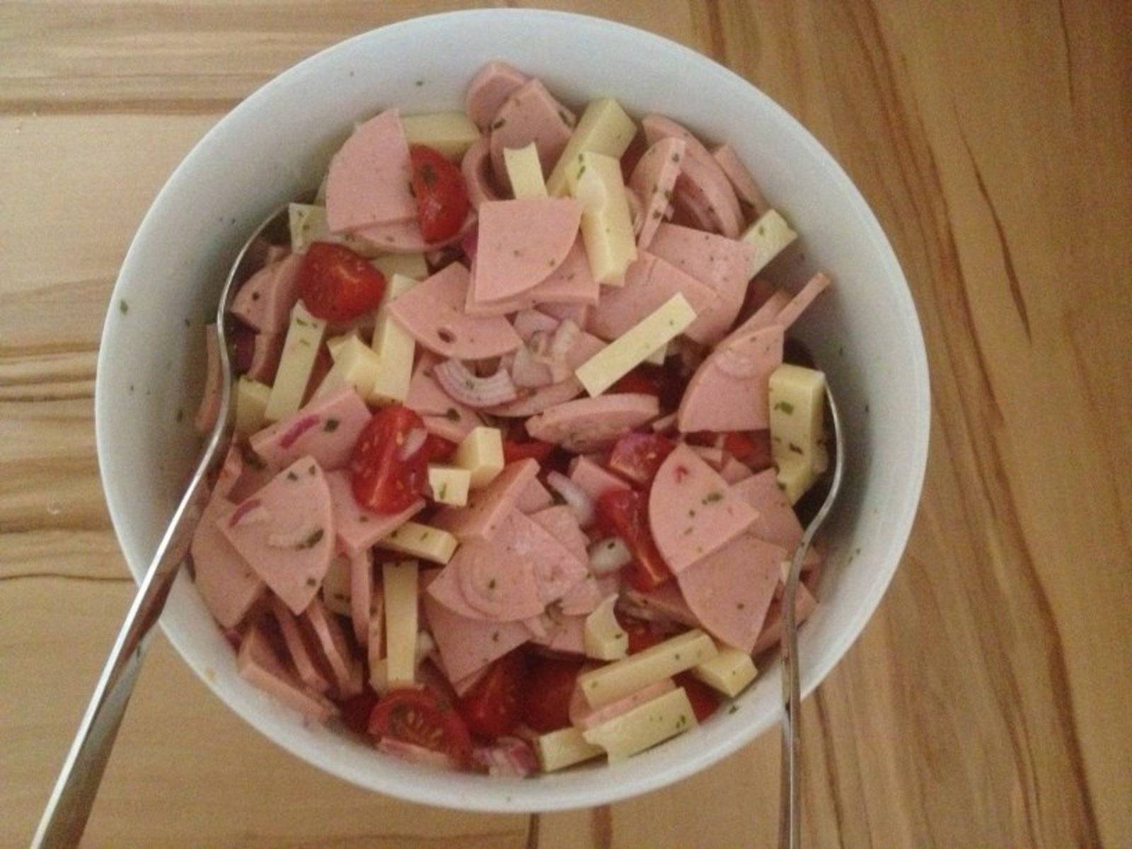 Wurstsalat mit Paradeisern Rezept - ichkoche.de Wurstsalat mit Paradeisern Rezept - ichkoche.de