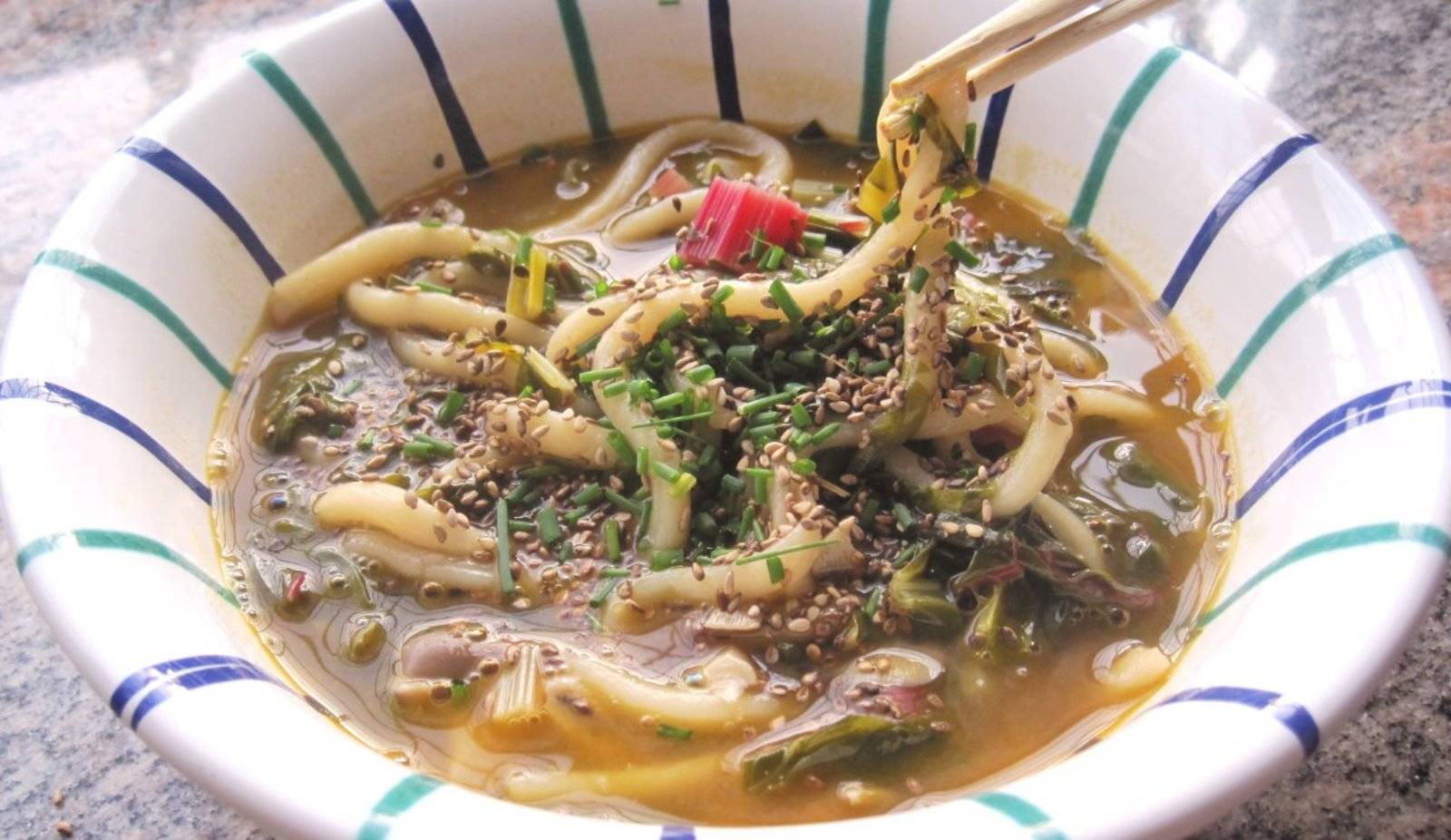 Suppe mit Udon-Nudeln und Mangold