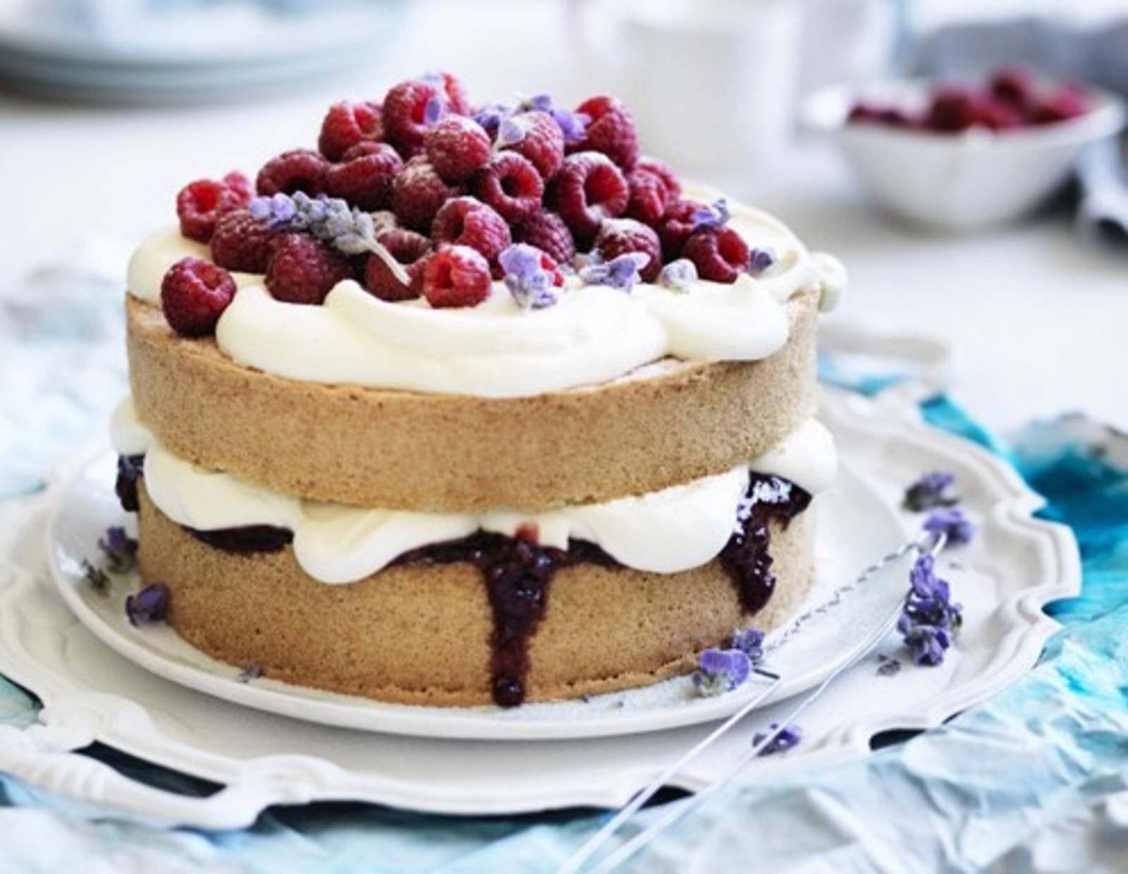 Zimtbiskuit mit Himbeeren und Lavendelzucker
