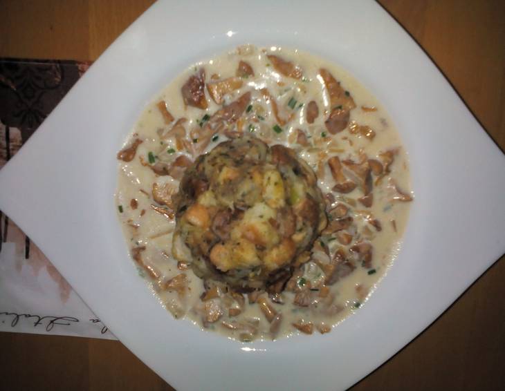 Semmelknödel mit Eierschwammerl Semmelknödel mit Eierschwammerl