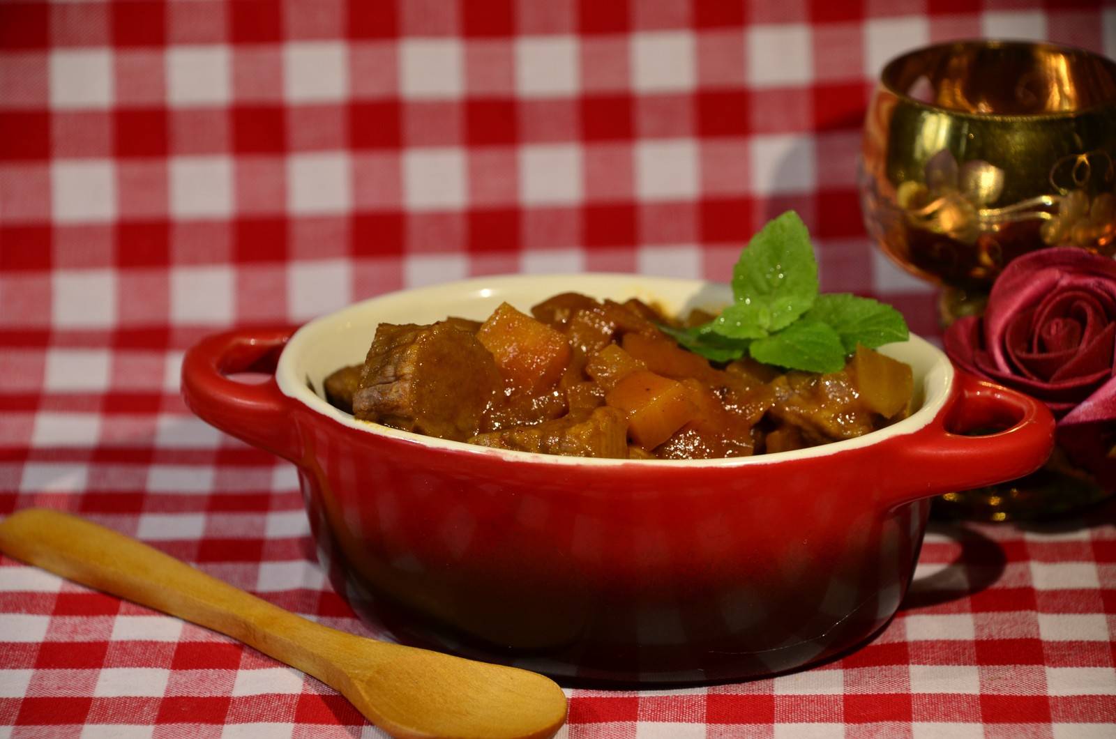 Rindsragout in Rotwein