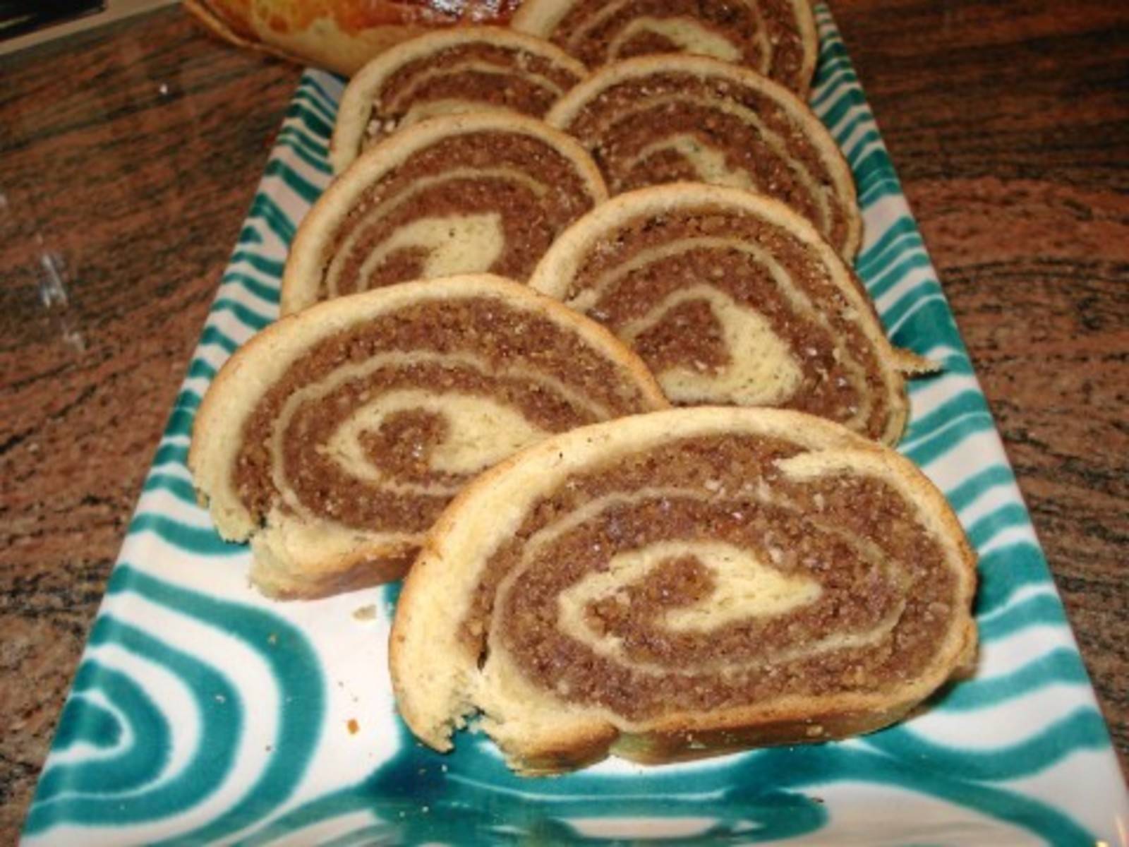 Striezel mit Nussfüllung Rezept - ichkoche.ch