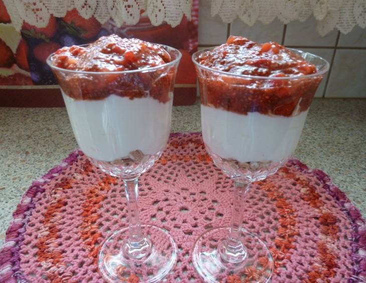 Erdbeer-Joghurt-Müsli Schichtdessert