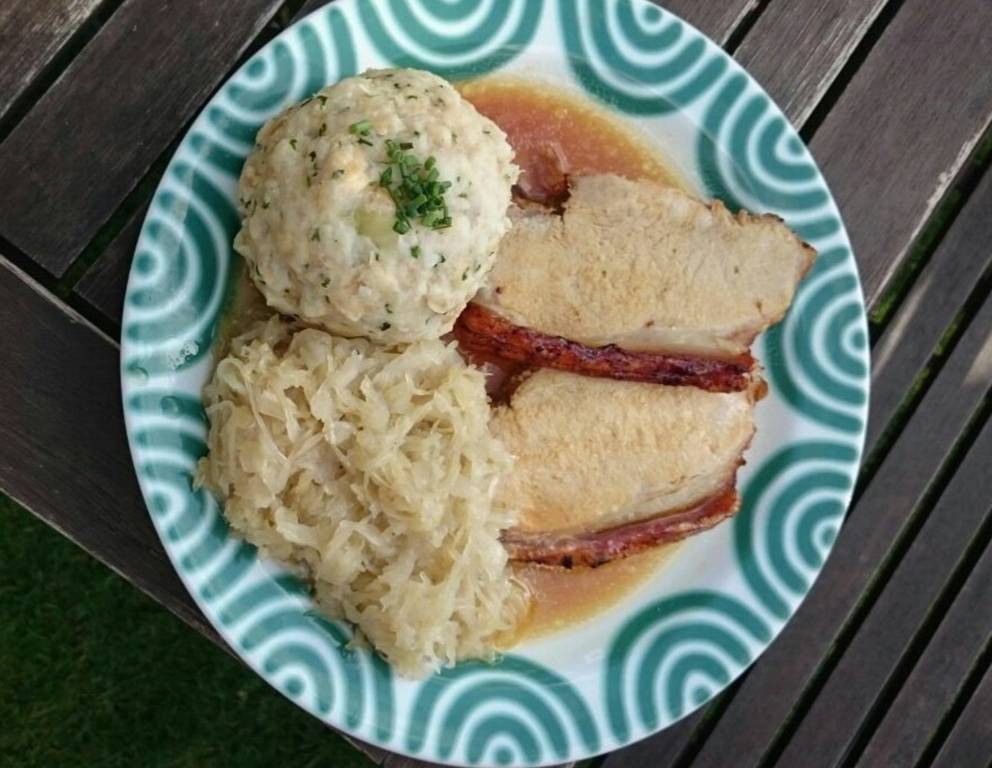 Schweinsbraten mit Sauerkraut und Knödeln Schweinsbraten mit Sauerkraut und Knödeln