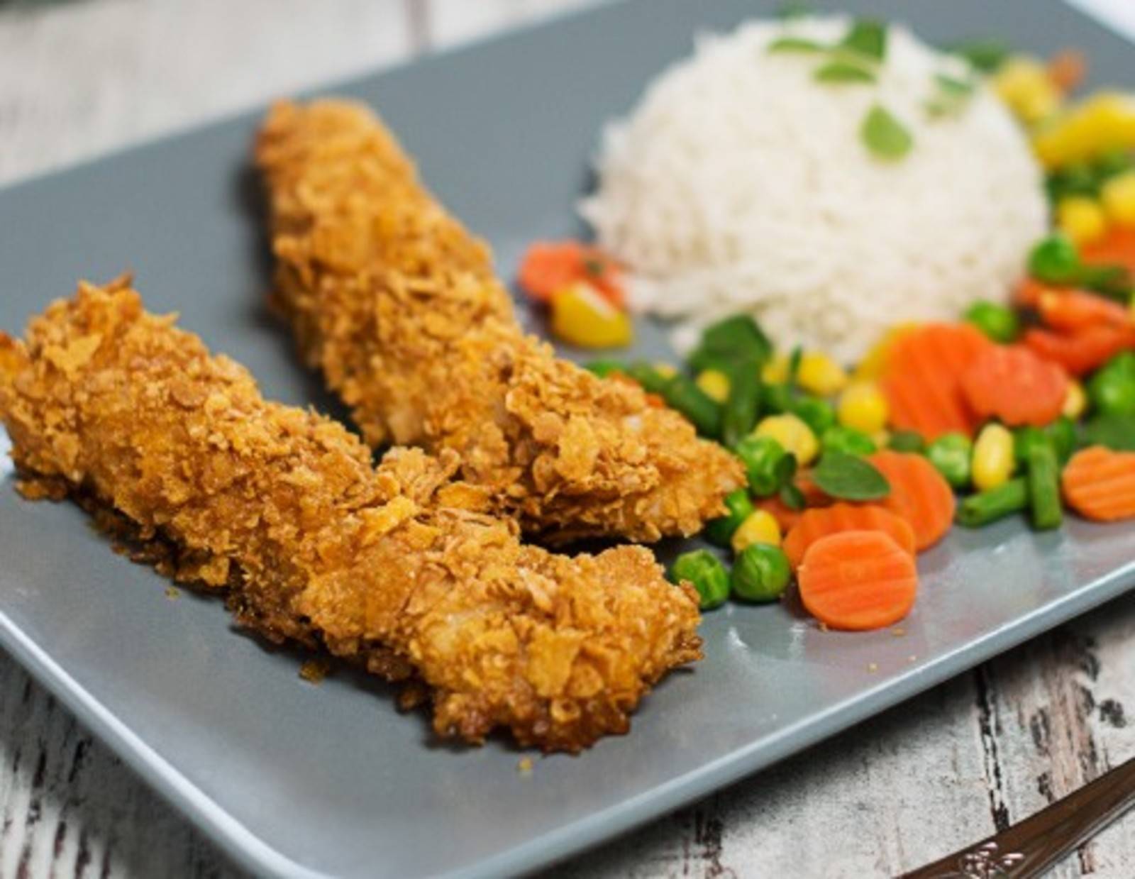 Cornflakes-Fischstäbchen mit Gemüse und Reis Rezept