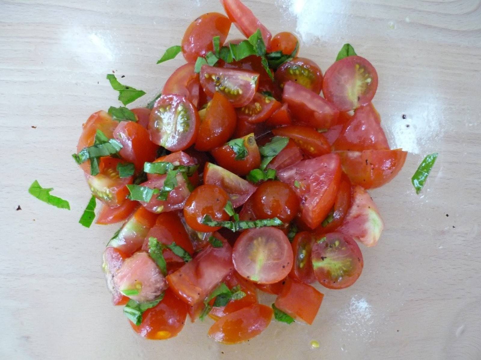 Tomatensalat mit Basilikum