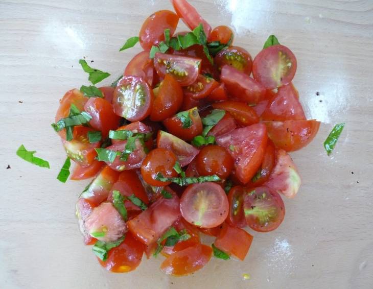 Tomatensalat mit Basilikum Tomatensalat mit Basilikum