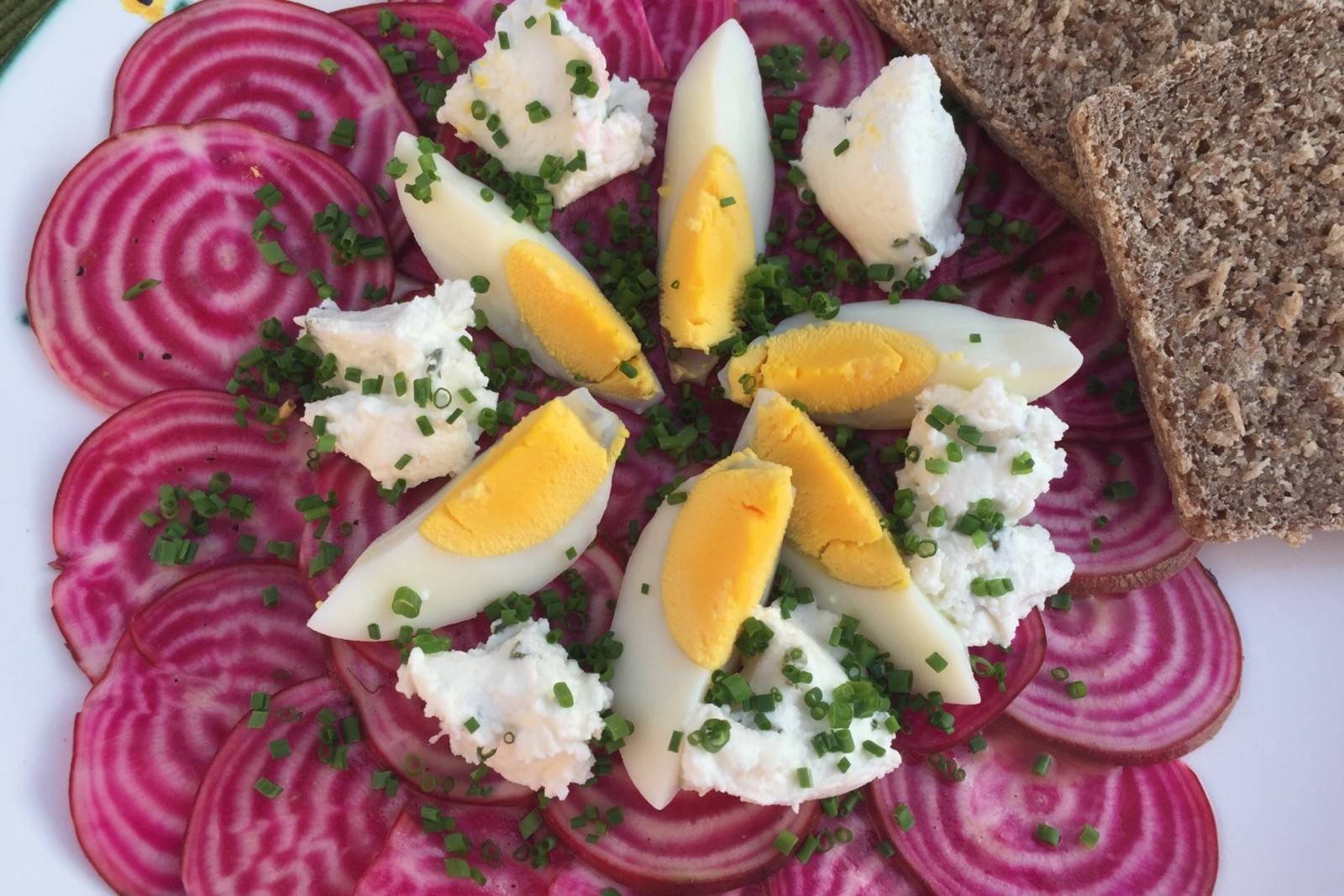 Rote Rüben Carpaccio mit Ziegenkäse Rezept - ichkoche.de