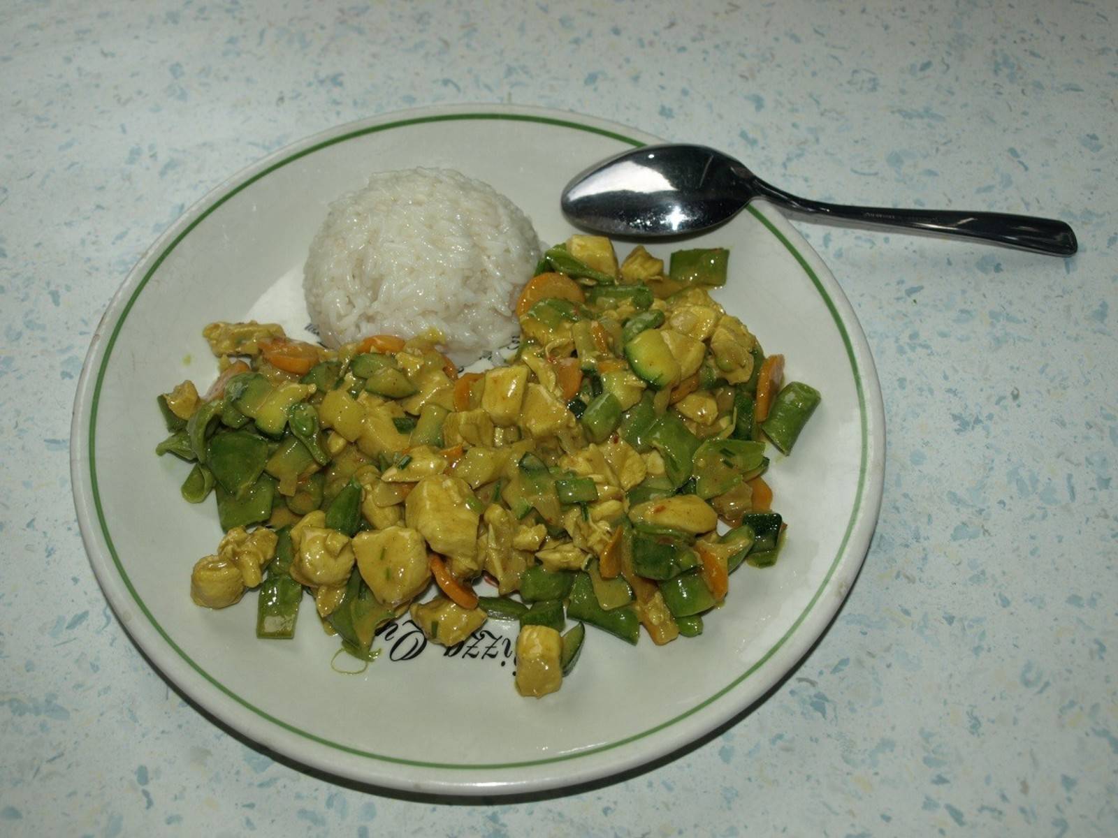 Curry-Gemüse-Huhn in Kokos-Erdnussmilch