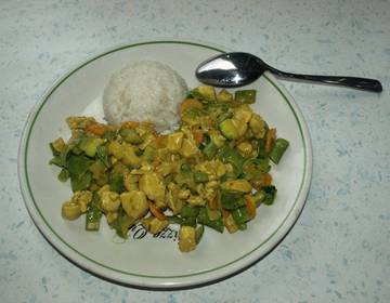 Curry-Gemüse-Huhn in Kokos-Erdnussmilch