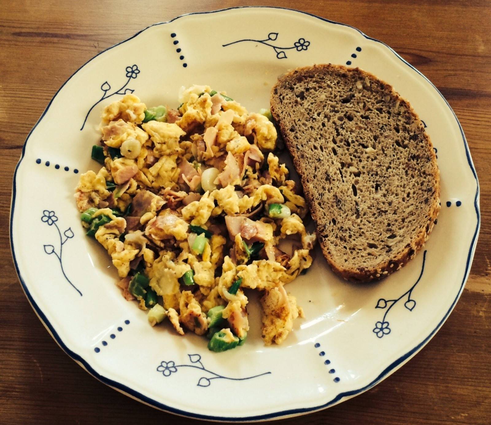 Eierspeise mit Frühlingszwiebeln und Schinken Rezept - ichkoche.de