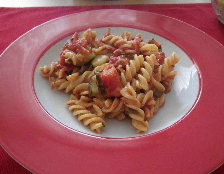Pasta mit Zucchini-Tomaten-Sauce