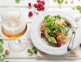 Sommersalat mit Avocado und Garnelen Sommersalat mit Avocado und Garnelen