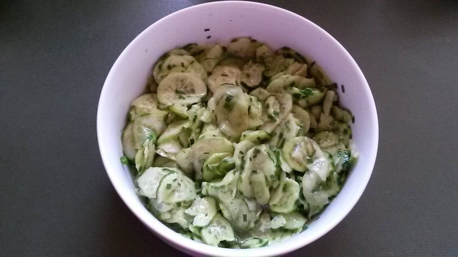 Gurkensalat süß-sauer Rezept - ichkoche.de Gurkensalat süß-sauer Rezept - ichkoche.de