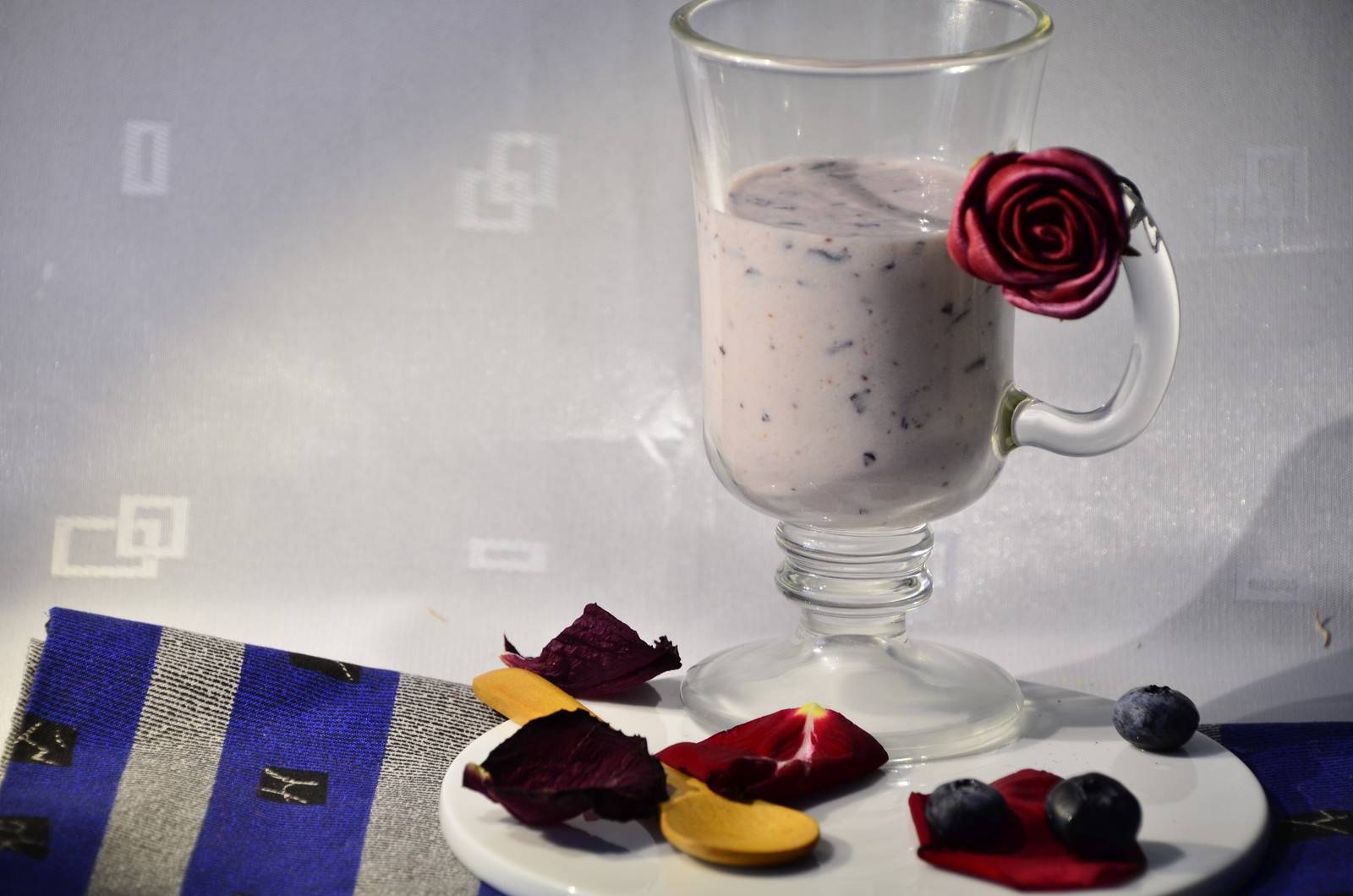 Joghurtdrink mit Rosenblüten Rezept - ichkoche.de