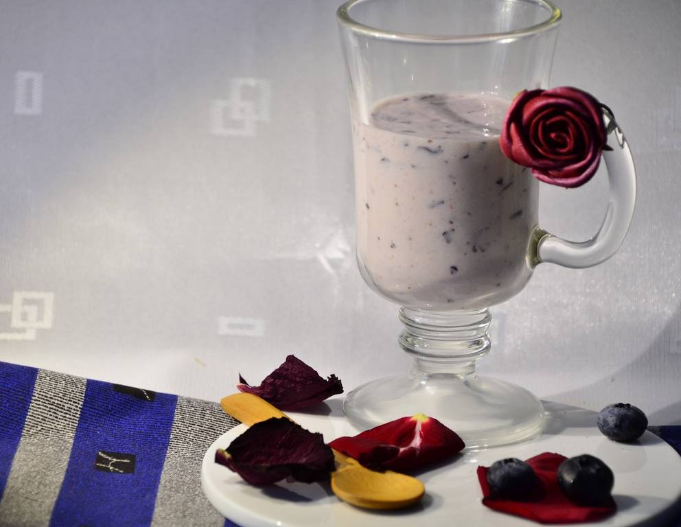 Joghurtdrink mit Rosenblüten Joghurtdrink mit Rosenblüten
