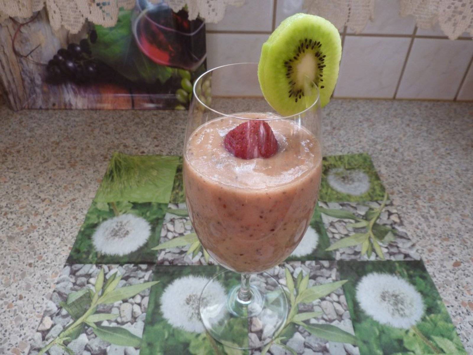 Erdbeer-Banane-Kiwi-Chia Smoothie